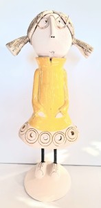Figurka ceramiczna dziewczynka żółta 