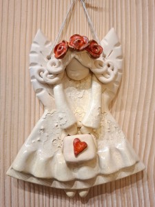 Anioł ceramiczny beżowy 