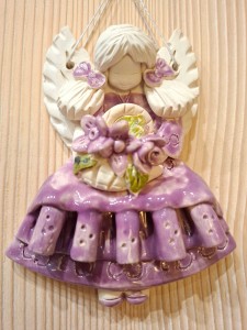 Anioł ceramiczny fioletowy 